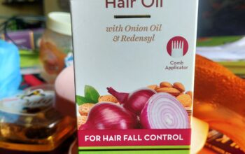 Mamaearth Onion Hairoil with comb applicator