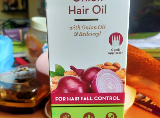 Mamaearth Onion Hairoil with comb applicator